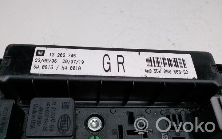 Opel Zafira B Module de fusibles 13206745GR