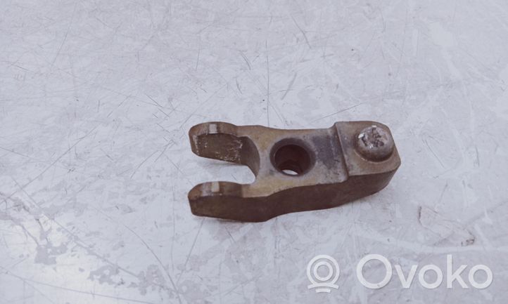 Volkswagen PASSAT B5 Support de pince d'injecteur de carburant 