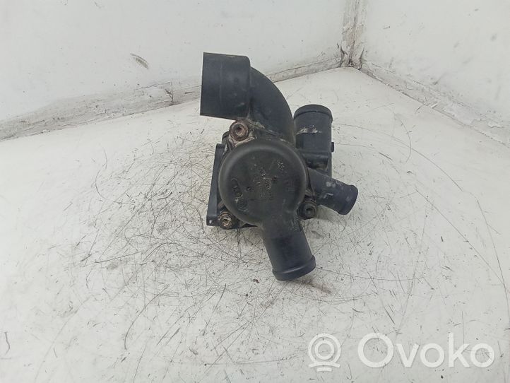 Volkswagen Touareg I Boîtier de thermostat / thermostat 022121121D