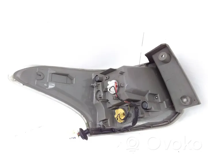 Mitsubishi Outlander Luci posteriori 8330A788