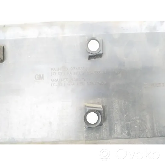 Opel Vivaro Aizmugurējā spārna uzlika / moldings 93453580