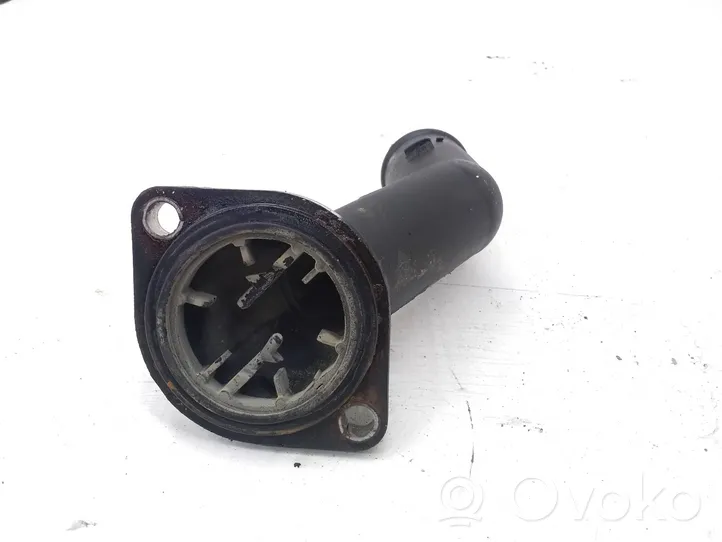 Volkswagen Caddy Tuyau de liquide de refroidissement moteur 06A121121C