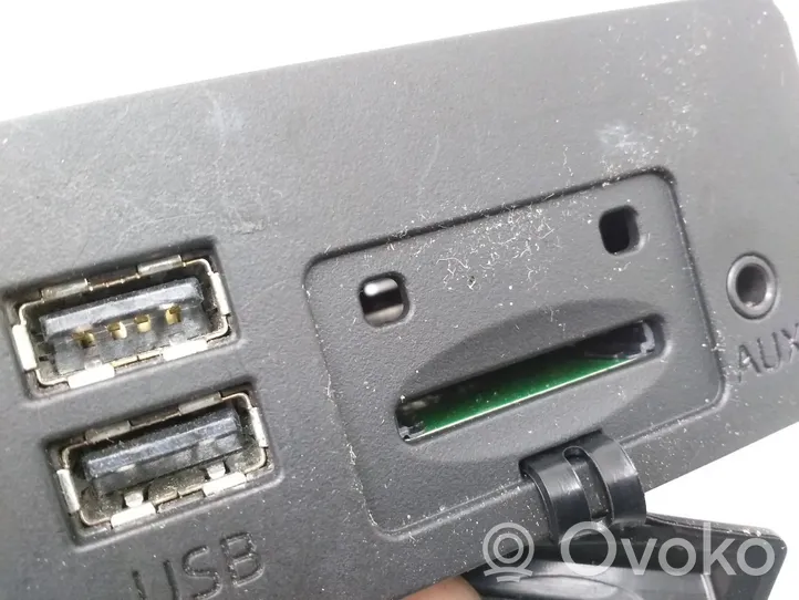 Mazda 3 III USB-pistokeliitin 904532410346
