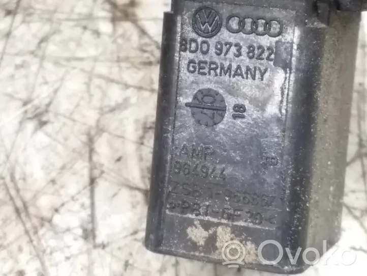 Audi A6 S6 C6 4F Dzinēja pārsega slēdzene 8D0973822