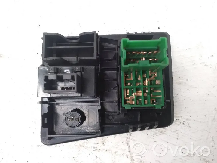 Nissan Qashqai Veidrodėlių jungtukas 68485JD0000