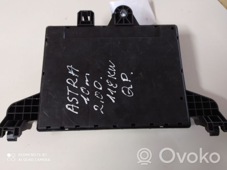 Opel Astra H Module de fusibles 13302300