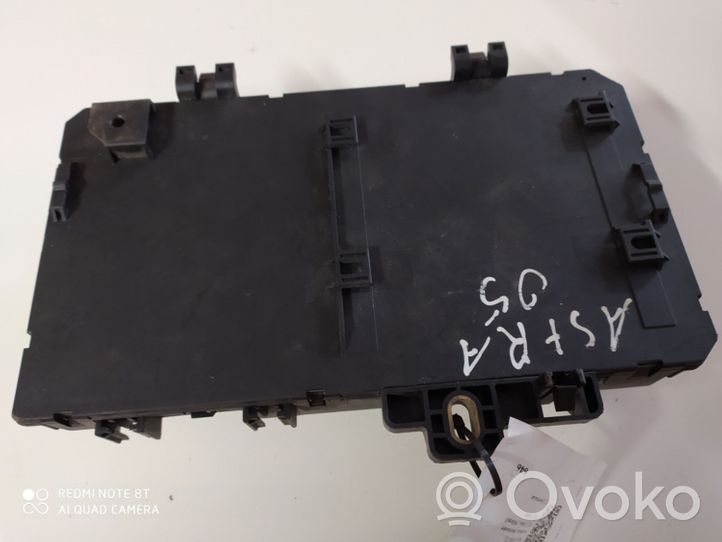 Opel Astra H Module de fusibles 13206758