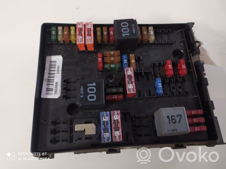 Volkswagen PASSAT B6 Module de fusibles 1718009