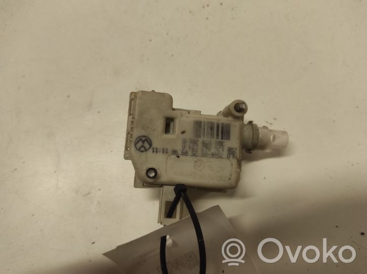 Volkswagen Golf IV Motorino di blocco/chiusura del portellone del bagagliaio 1J6862159A