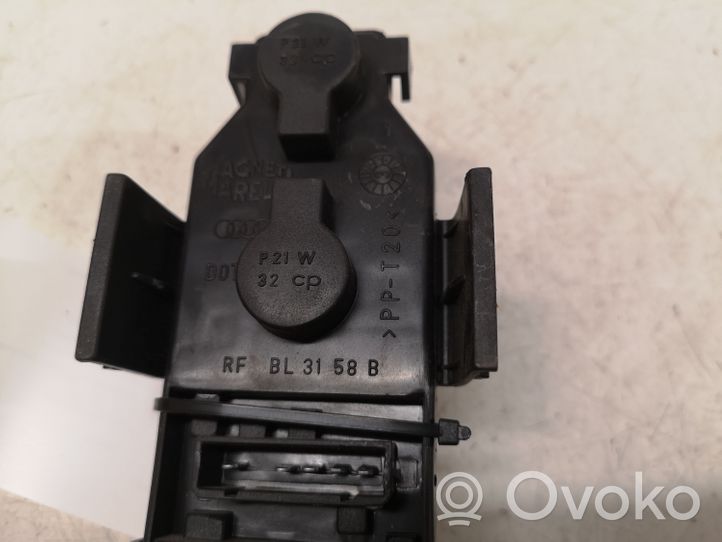 Audi A6 S6 C5 4B Cubierta del soporte de la lámpara de la luz trasera 3158B