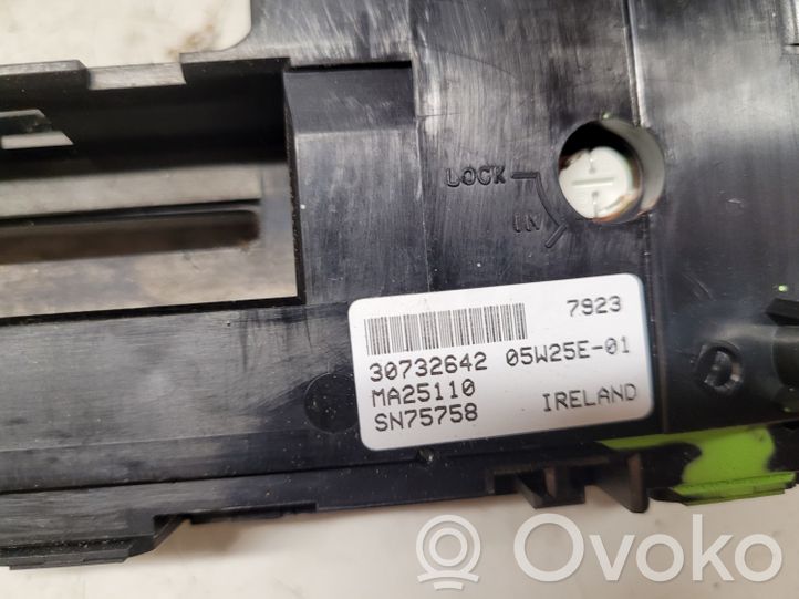 30732642 Volvo XC90 Radio/CD/DVD/GPS head unit, 119.88 € | RRR