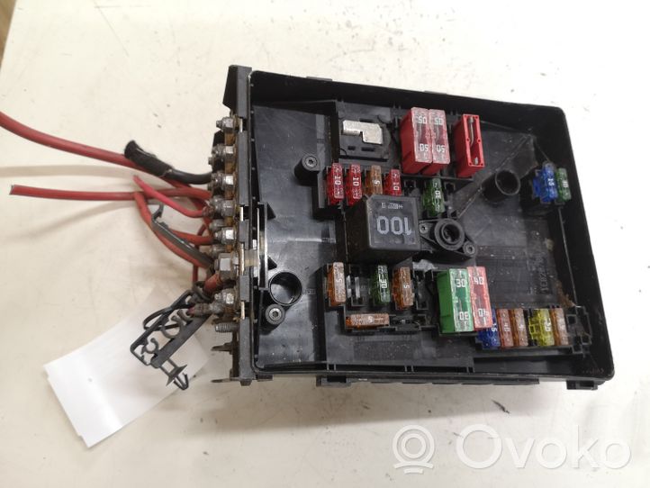 Volkswagen Golf V Module de fusibles 304558010