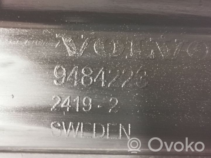 Volvo V70 Etupuskurin jakajan koristelista 9484223