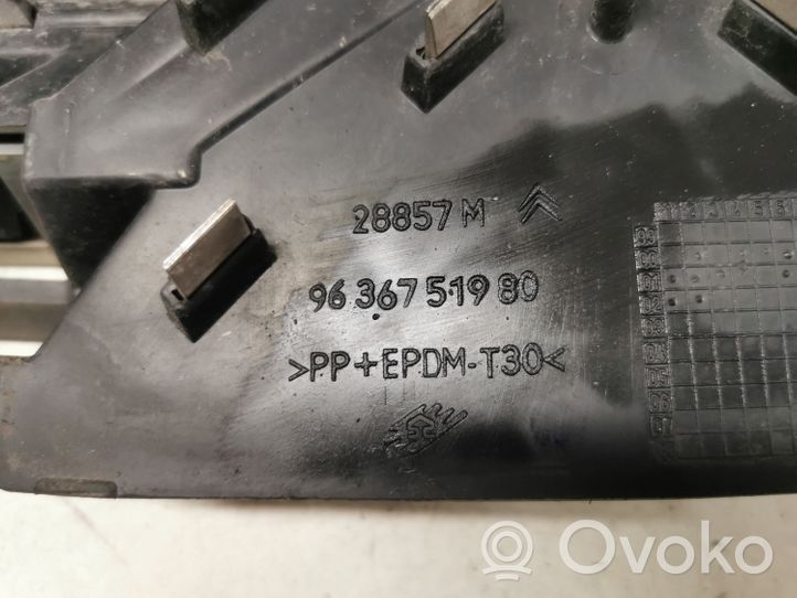 Citroen C5 Etupuskurin ylempi jäähdytinsäleikkö 9636751980