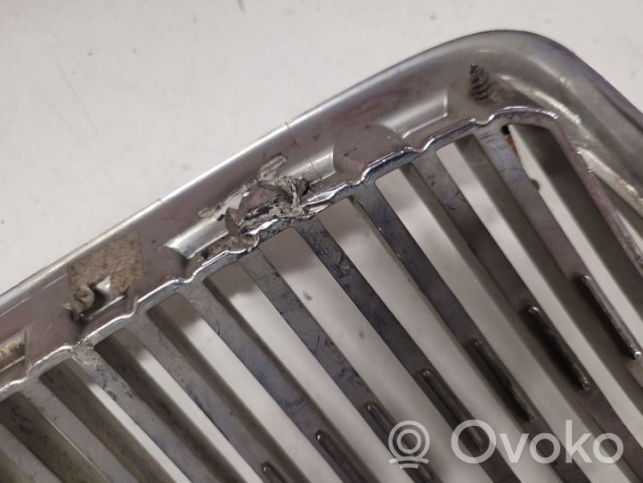 Volvo V70 Grille calandre supérieure de pare-chocs avant 8659875