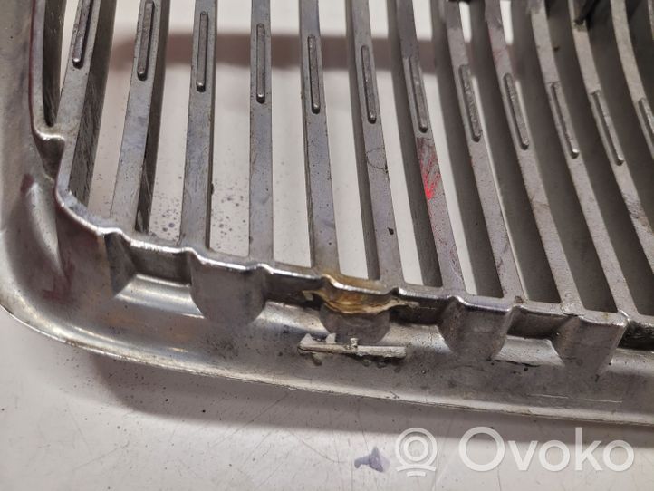 Volvo V70 Grille calandre supérieure de pare-chocs avant 990385