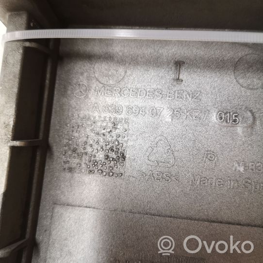 Mercedes-Benz Vito Viano W639 Listwa pod lampę tylną A6396940725