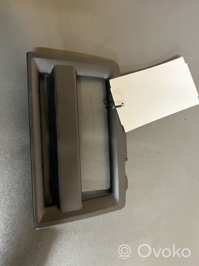 Volvo V50 Radion/GPS-laitteen pääyksikön kehys 8650694