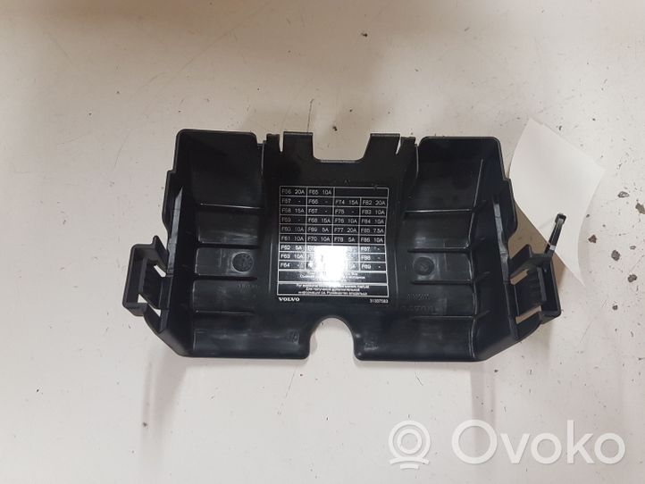 Volvo V40 Dangtelis saugiklių dėžės 30659278