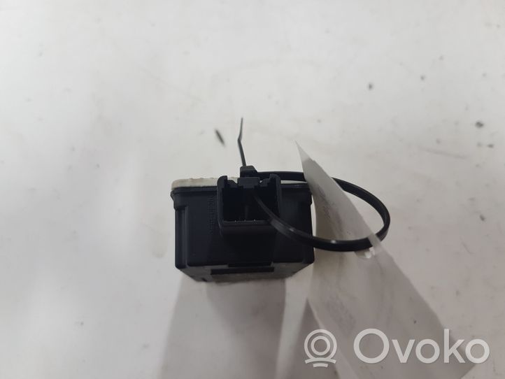 Volvo S40 Oven keskuslukituksen ohjausyksikön moduuli 31252983