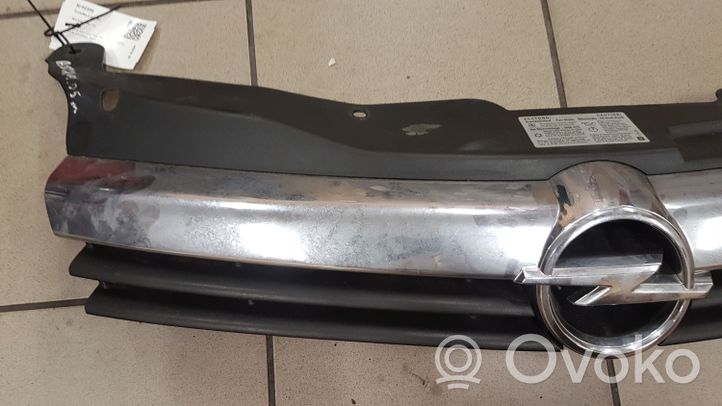 Opel Astra H Grille calandre supérieure de pare-chocs avant 13108463