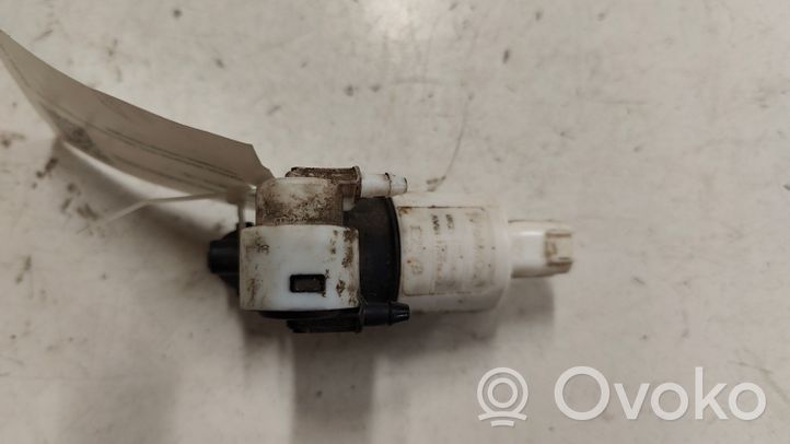 Volvo V60 Windscreen/windshield washer pump 17K624BA