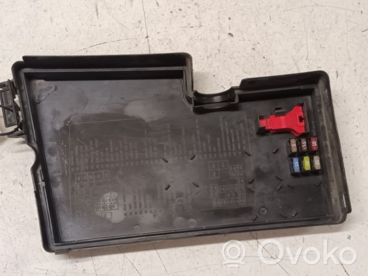 Volvo V50 Fuse box cover 318818101