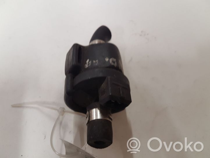 Volkswagen PASSAT B5 Vacuum valve 058133459