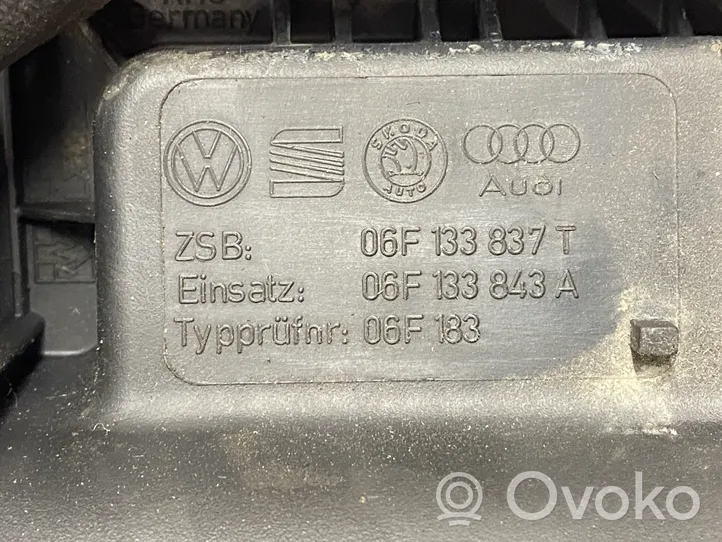 Volkswagen PASSAT B6 Cubierta del motor (embellecedor) 06F133837T