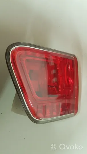 Toyota Avensis T270 Aizmugurējais lukturis pārsegā 89032447A
