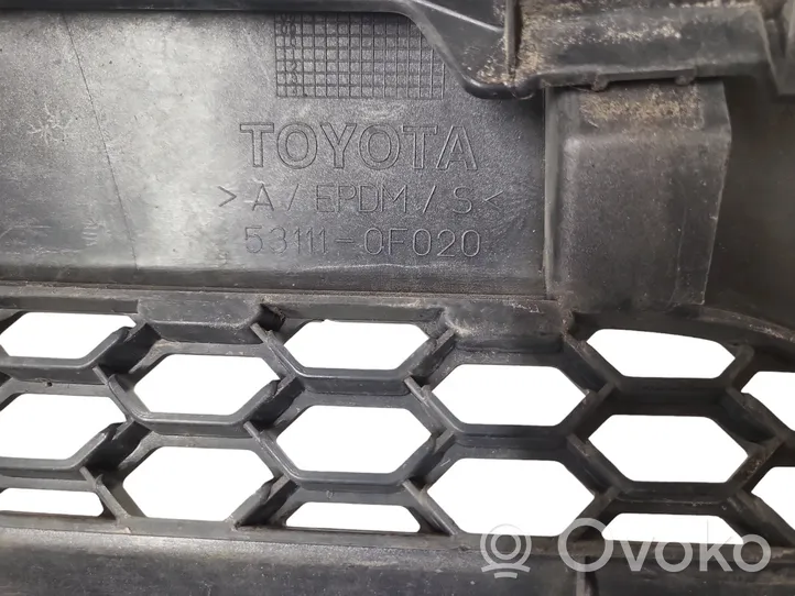 Toyota Corolla Verso E121 Etupuskurin ylempi jäähdytinsäleikkö 531110F020