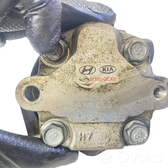 KIA Carens II Pompe de direction assistée 571002E300