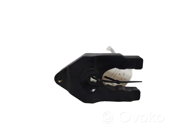 Nissan X-Trail T30 Fuel Injector clamp holder 