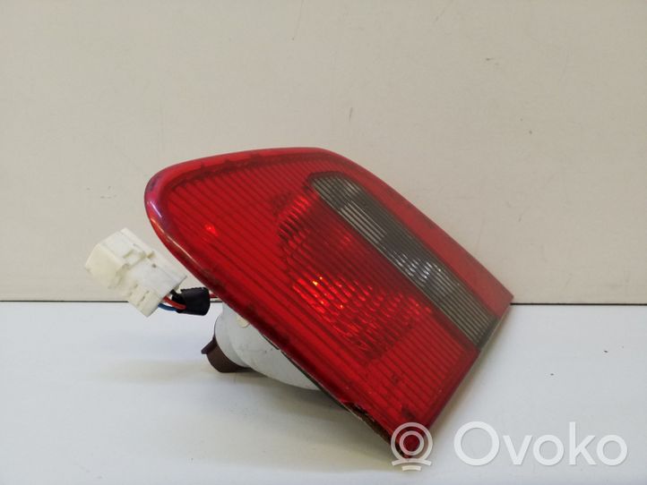 Mitsubishi Carisma Lampy tylnej klapy bagażnika 151210