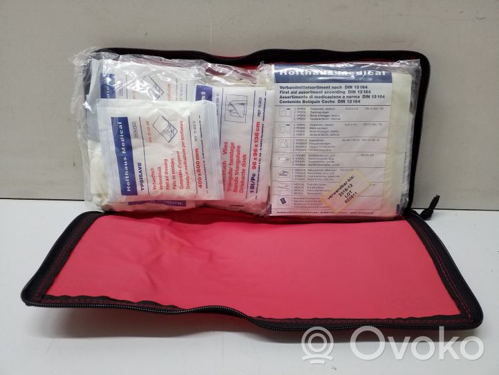 Audi A5 8T 8F Trousse de premiers secours 8K0860282