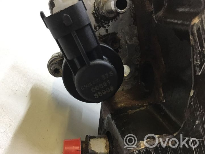 Volvo V70 Polttoaineen ruiskutuksen suurpainepumppu 0445010111