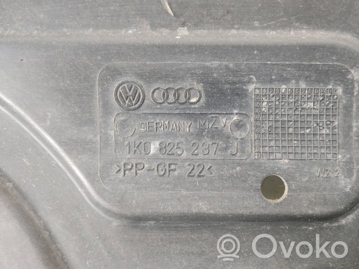 Volkswagen Golf VI Moottorin alustan välipohjan roiskesuoja 1K0825237J