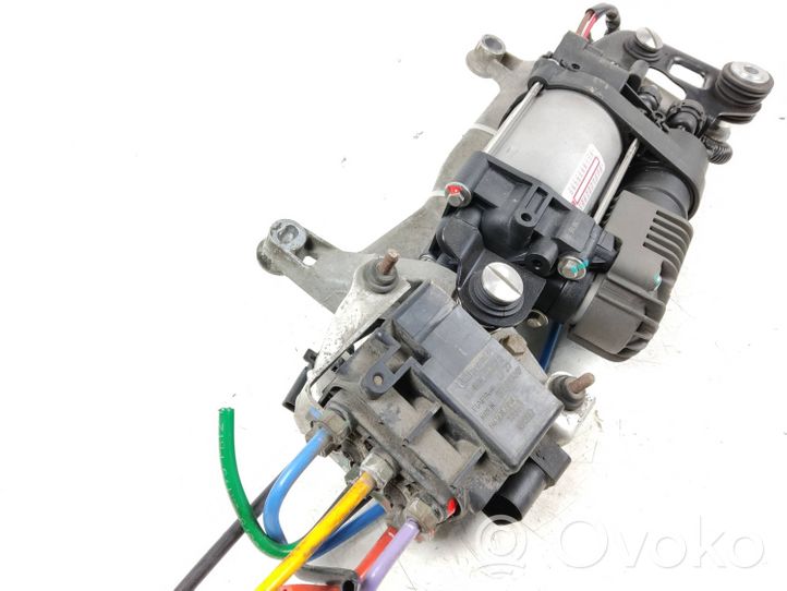 Porsche Cayenne (92A) Compresseur / pompe à suspension pneumatique 95835890300