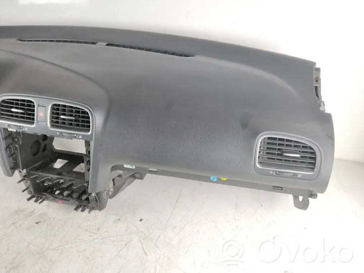 Volkswagen Golf VI Dashboard 5K1857181B