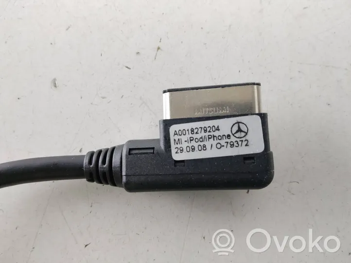 Mercedes-Benz ML W164 Enchufe para conectar el iPod A0018279204
