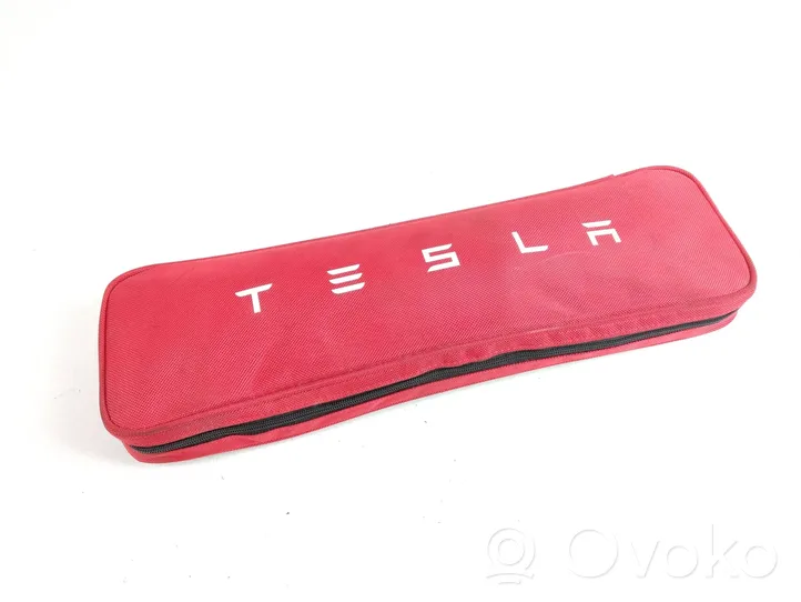 Tesla Model S Vaistinėlė 