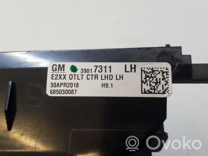 Opel Insignia B Dysze / Kratki środkowego nawiewu deski rozdzielczej 39017311