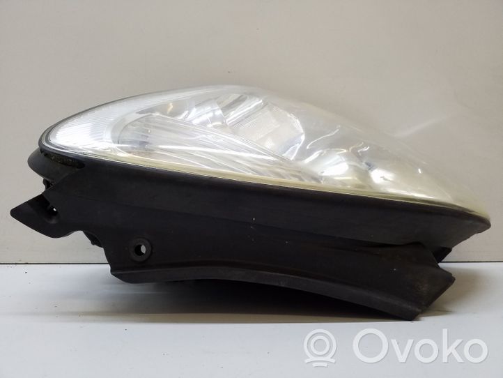 KIA Carens II Headlight/headlamp 921011D0