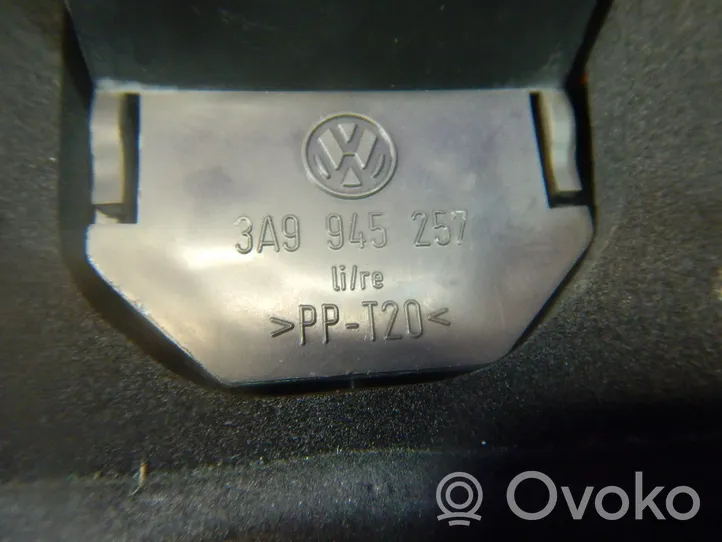Volkswagen PASSAT B4 Luz trasera/de freno 3A9945111