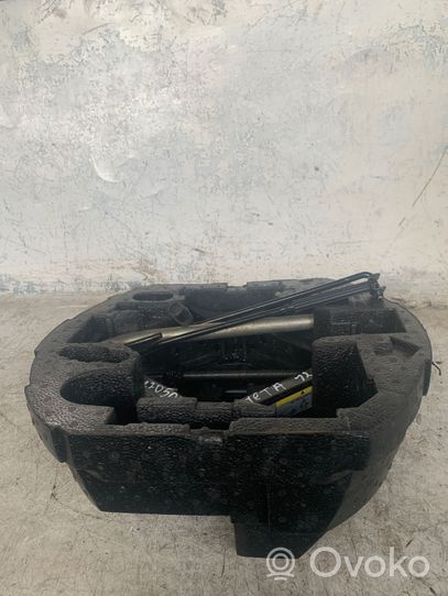 Volkswagen Jetta VI Tool box 