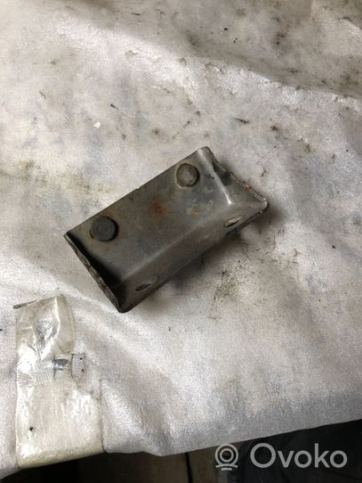 Audi Q3 8U Staffa/supporto di montaggio della marmitta 1k0253461