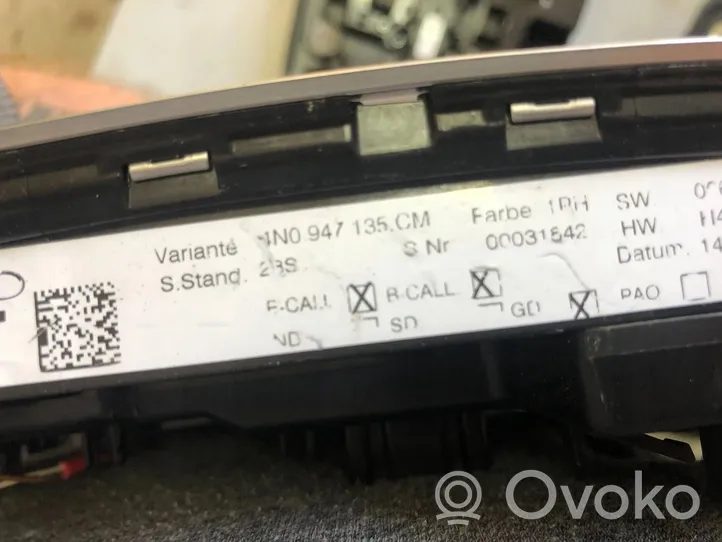 Audi A8 S8 D5 Rivestimento della console di illuminazione installata sul rivestimento del tetto 4N0947135