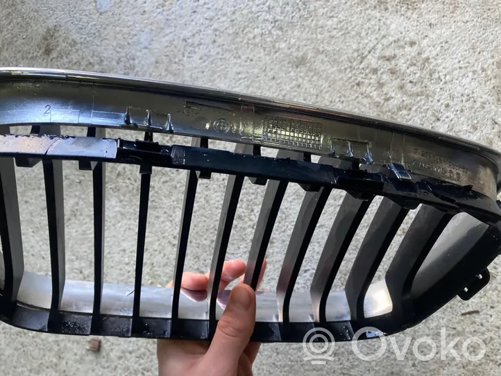 BMW 1 F20 F21 Griglia superiore del radiatore paraurti anteriore RAMKA