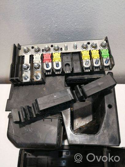 Volkswagen PASSAT B6 Fuse box set 3C0937049AJ