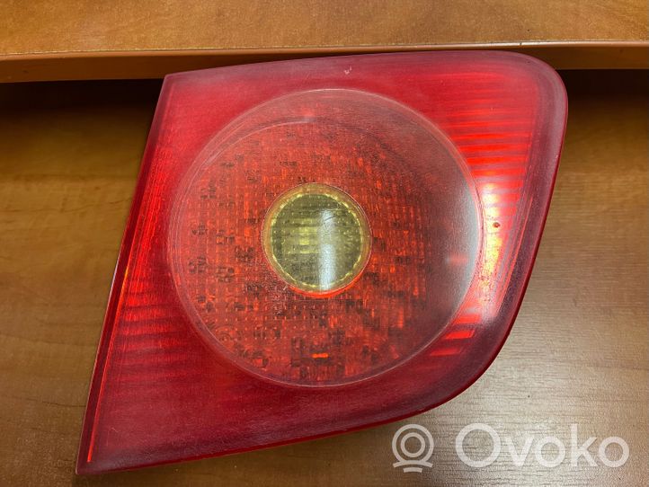 Volkswagen Touran I Lampy tylnej klapy bagażnika 333622R